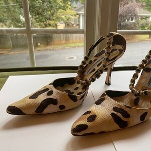 Gorgeous, vintage Manolo Blahnik pumps from the 1990's | 100% Silk, barely worn